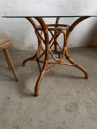 Mesa redonda de ratán y cristal