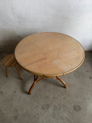 Mesa redonda de ratán y cristal