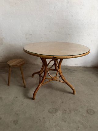Mesa redonda de ratán y cristal