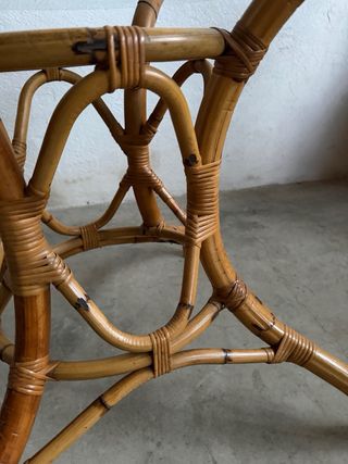 Mesa redonda de ratán y cristal