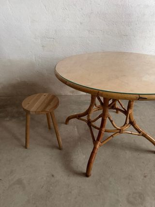 Mesa redonda de ratán y cristal