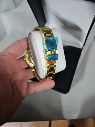 Reloj de color oro con esfera azul