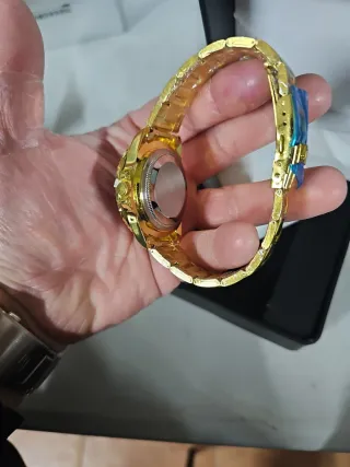 Reloj de color oro con esfera azul