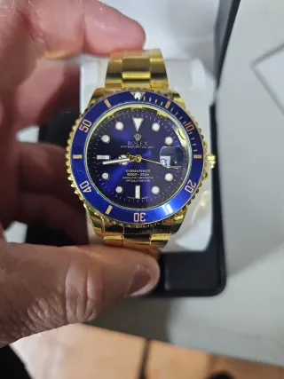 Reloj de color oro con esfera azul