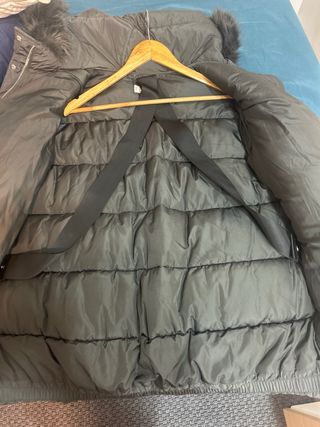 Chaqueta acolchada negra .. verdosa o mcon capucha