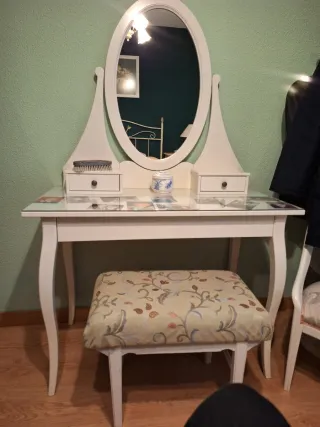 Tocador blanco con espejo y banqueta