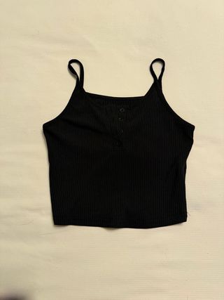 Top negro de tirantes con botones
