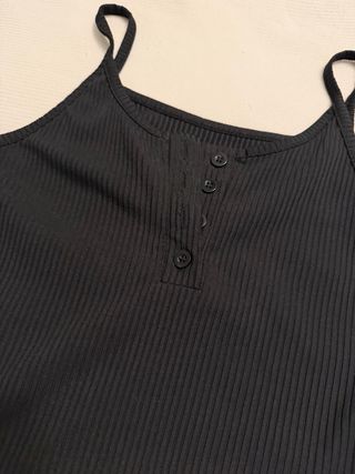 Top negro de tirantes con botones