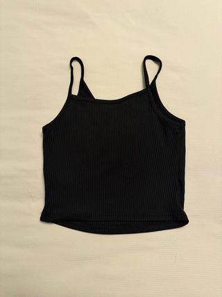 Top negro de tirantes con botones