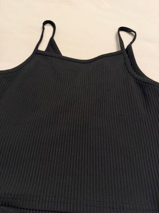 Top negro de tirantes con botones