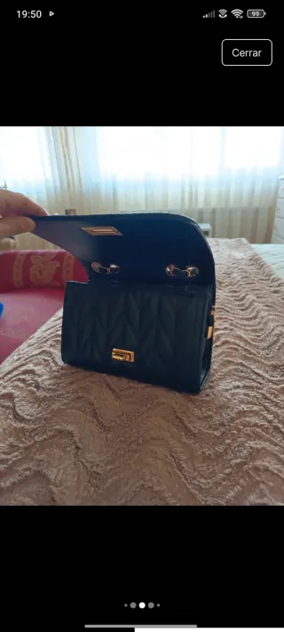 Bolso de mano negro con cadena dorada