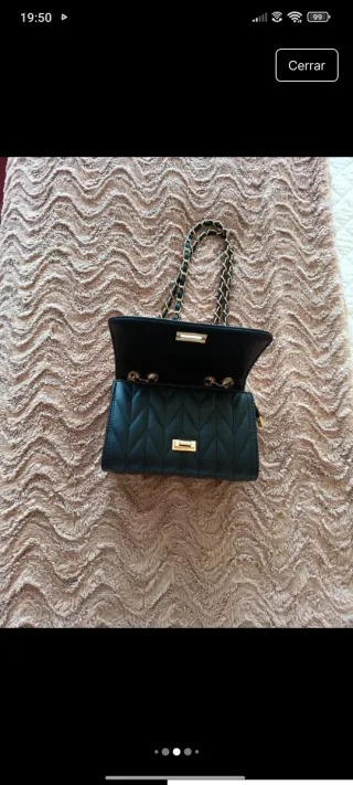 Bolso de mano negro con cadena dorada