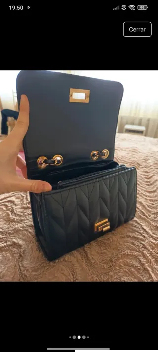 Bolso de mano negro con cadena dorada