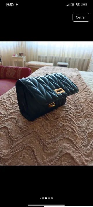 Bolso de mano negro con cadena dorada