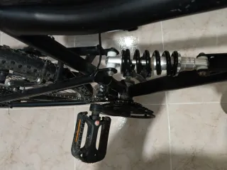 Bicicleta de montaña negra