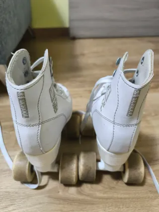 Patines blancos niña 4 ruedas.  Talla 31