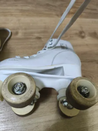 Patines blancos niña 4 ruedas.  Talla 31