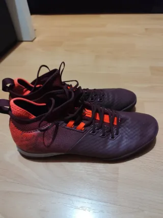 Lote zapatillas fútbol, espinilleras y bolsa