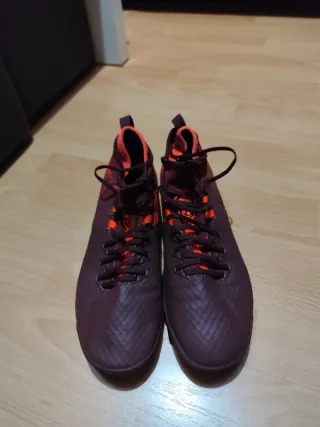Lote zapatillas fútbol, espinilleras y bolsa