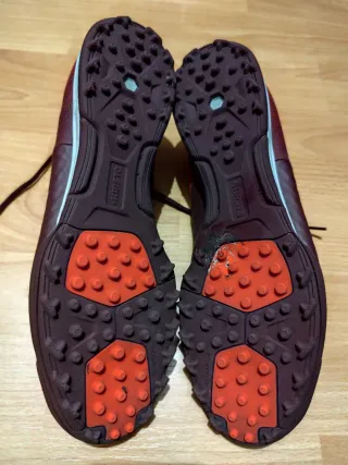 Lote zapatillas fútbol, espinilleras y bolsa