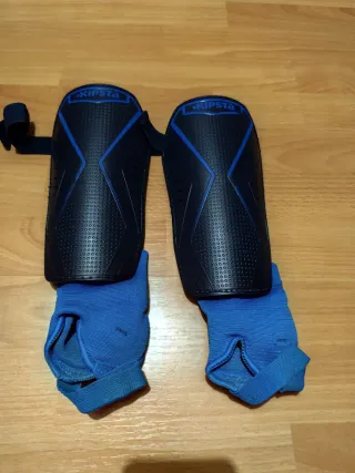 Lote zapatillas fútbol, espinilleras y bolsa