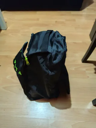 Lote zapatillas fútbol, espinilleras y bolsa