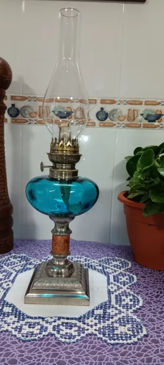 Quinqué antiguo de cristal azul