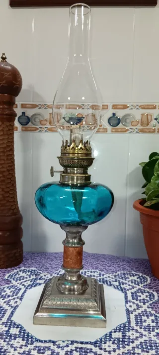 Quinqué antiguo de cristal azul