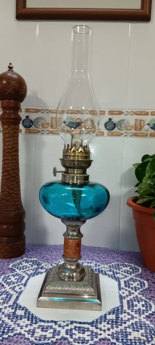 Quinqué antiguo de cristal azul