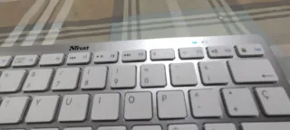 Teclado Bluetooth Trust Plata y Blanco