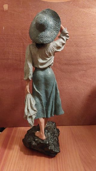 Figura de mujer con sombrero