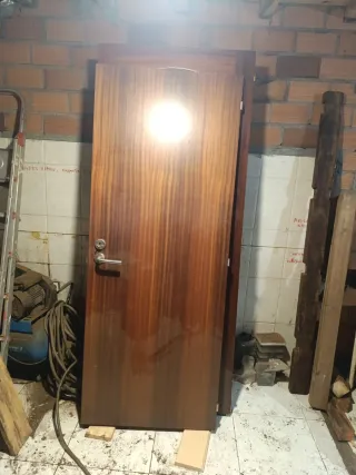 Puerta de madera  74'5 ancho 190'5 alto