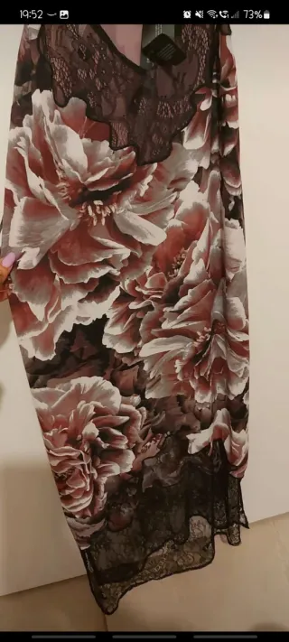 Abito lungo con fiori e pizzo