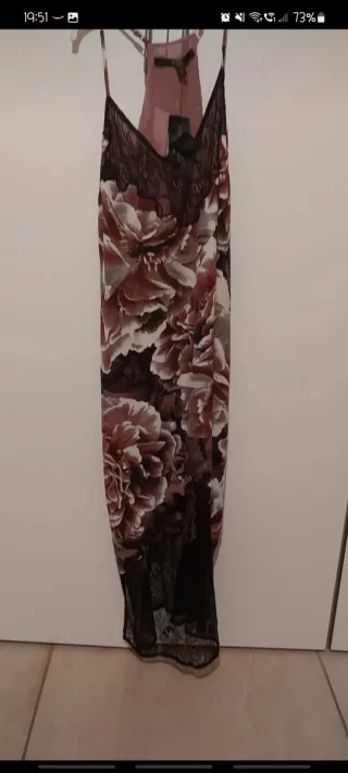 Abito lungo con fiori e pizzo