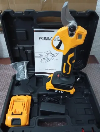 TIJERAS DE PODA INALÁMBRICAS RECARGABLES.