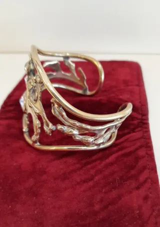 Pulsera y pendientes dorados con pedrería