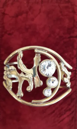 Pulsera y pendientes dorados con pedrería