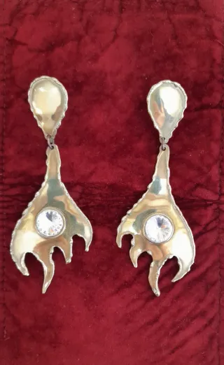 Pulsera y pendientes dorados con pedrería