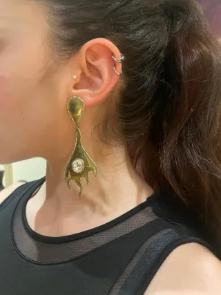 Pulsera y pendientes dorados con pedrería