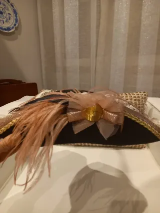 Elegante disfraz pirata rosa y dorado