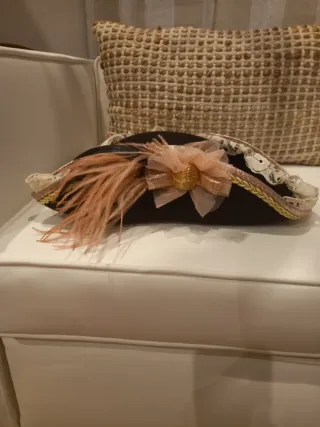 Elegante disfraz pirata rosa y dorado