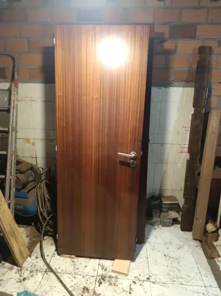 Puerta de madera oscura 71 ancho 194 alto