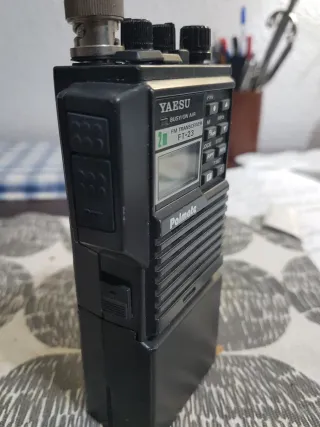 Walkie Yaesu FT-23 2m FM Transceiver con accesorio