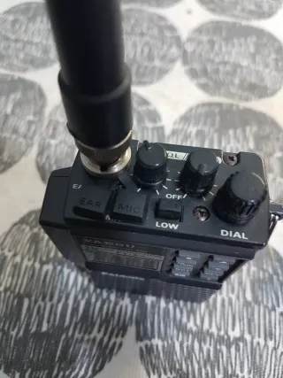 Walkie Yaesu FT-23 2m FM Transceiver con accesorio