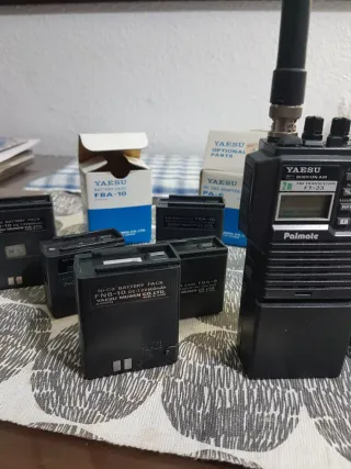 Walkie Yaesu FT-23 2m FM Transceiver con accesorio