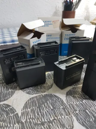 Walkie Yaesu FT-23 2m FM Transceiver con accesorio