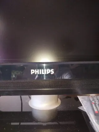 Televisión Philips Negra y mesa