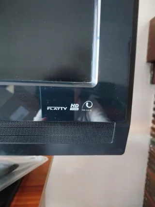 Televisión Philips Negra y mesa