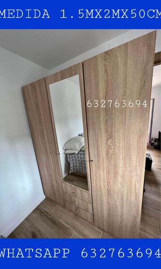 Armario de madera con espejo