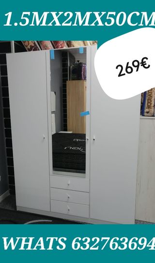 Armario de madera con espejo